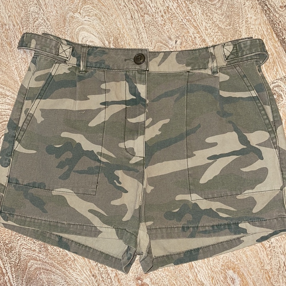 NWT MUSTARD SEED CAMO SHORTS LARGE